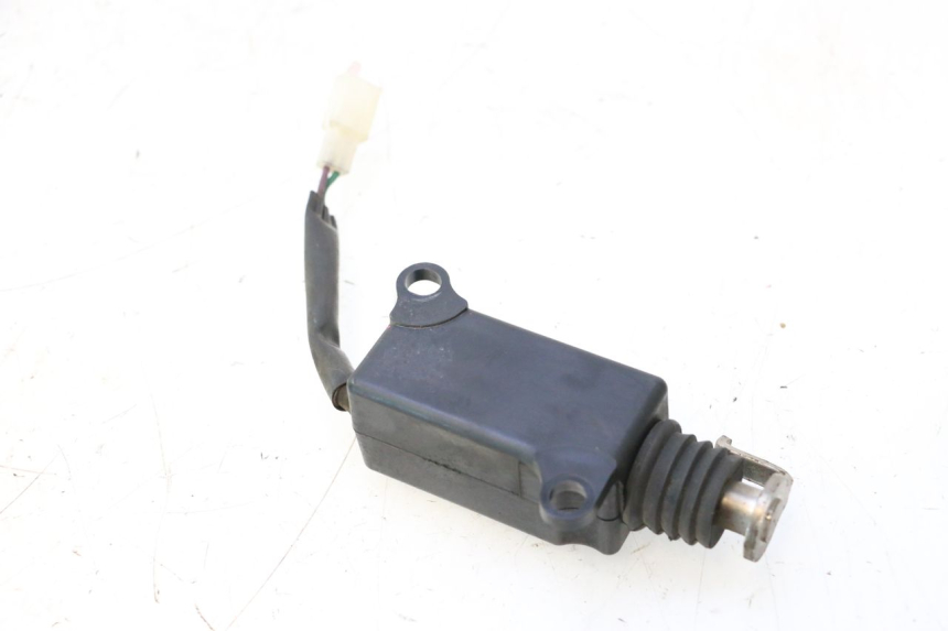 photo de MOTEUR OUVERTURE COFFRE SYM MIO 50 (2005 - 2010) - Gros plan technique
