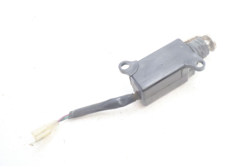 photo de MOTEUR OUVERTURE COFFRE SYM MIO 50 (2005 - 2010) - Gros plan technique