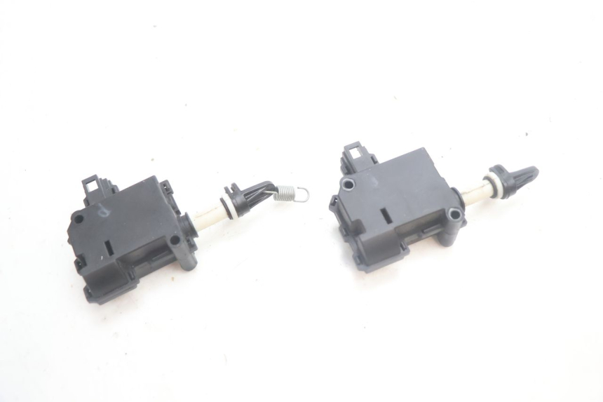 photo de MOTEUR OUVERTURE COFFRE PIAGGIO MP3 HPE 530 (2022 - 2026) - Gros plan technique