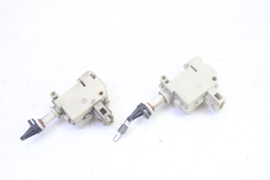 photo de MOTEUR OUVERTURE COFFRE PIAGGIO MP3 LT 400 (2007 - 2012) - Autre angle de vue