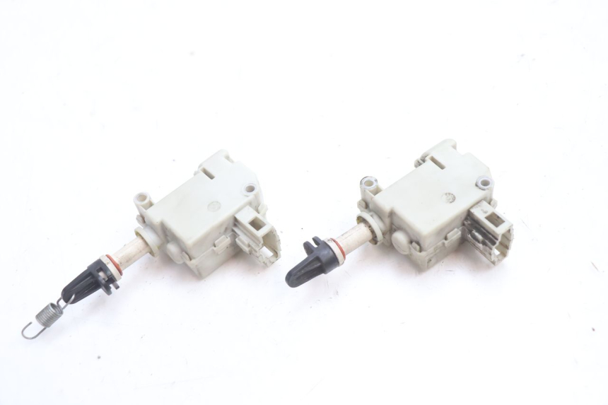 photo de MOTEUR OUVERTURE COFFRE PIAGGIO MP3 LT 400 (2007 - 2012) - Autre angle de vue
