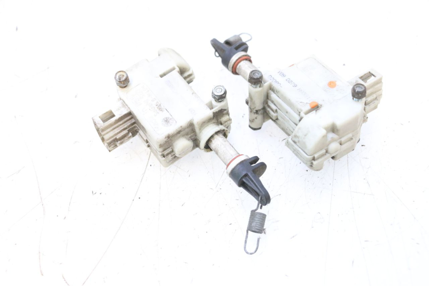 photo de MOTEUR OUVERTURE COFFRE PIAGGIO MP3 RL 250 (2006 - 2010) - Gros plan technique