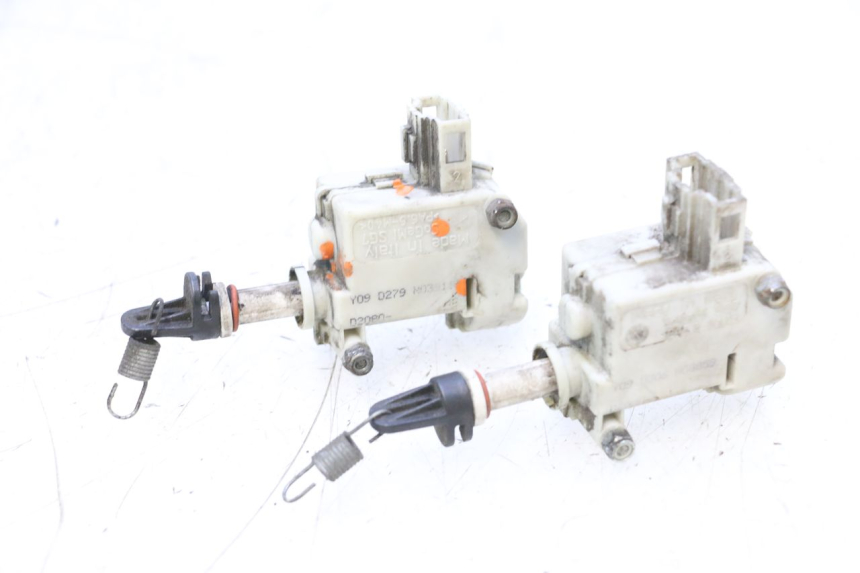 photo de MOTEUR OUVERTURE COFFRE PIAGGIO MP3 RL 250 (2006 - 2010) - Points de fixation