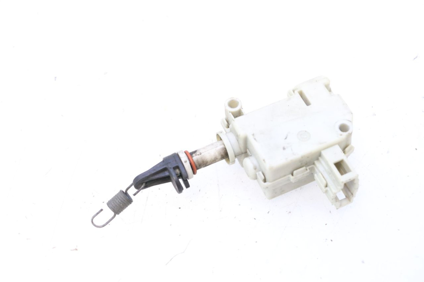 photo de MOTEUR OUVERTURE COFFRE PIAGGIO MP3 125 (2006 - 2014) - Autre angle de vue