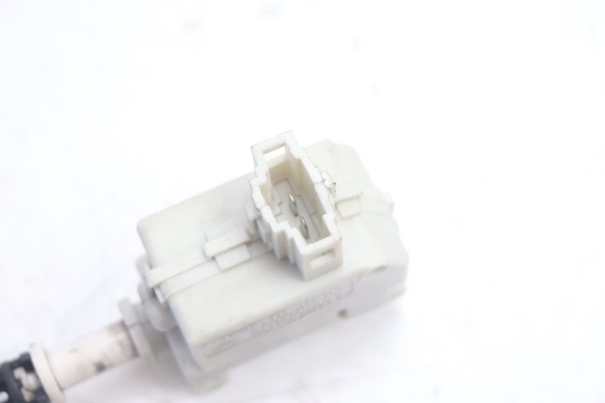 photo de MOTEUR OUVERTURE COFFRE PIAGGIO MP3 500 (2016 - 2018) - Autre angle de vue