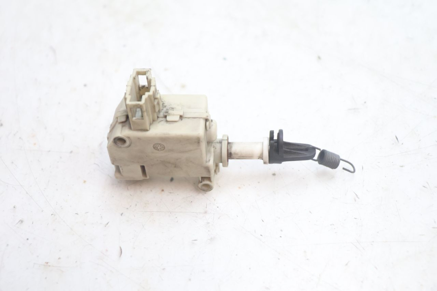 photo de MOTEUR OUVERTURE COFFRE PIAGGIO MP3 125 (2006 - 2014) - Autre angle de vue
