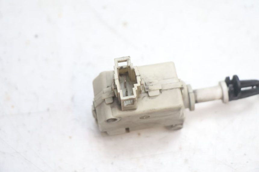 photo de MOTEUR OUVERTURE COFFRE PIAGGIO MP3 125 (2006 - 2014) - Gros plan technique