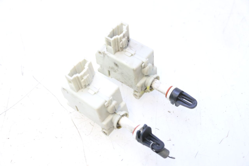 photo de MOTEUR OUVERTURE COFFRE PIAGGIO MP3 500 (2011 - 2015) - Autre angle de vue
