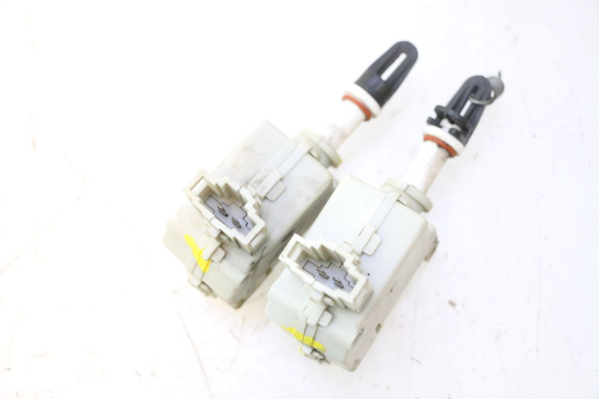 photo de MOTEUR OUVERTURE COFFRE PIAGGIO MP3 500 (2011 - 2015) - Gros plan technique
