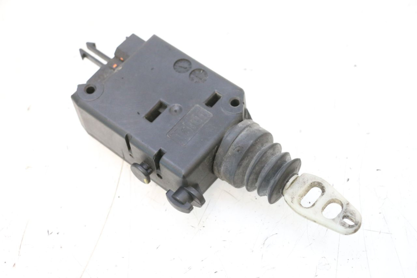 photo de MOTEUR OUVERTURE COFFRE PEUGEOT SATELIS COMPRESSOR K15 125 (2006 - 2009) - Gros plan technique