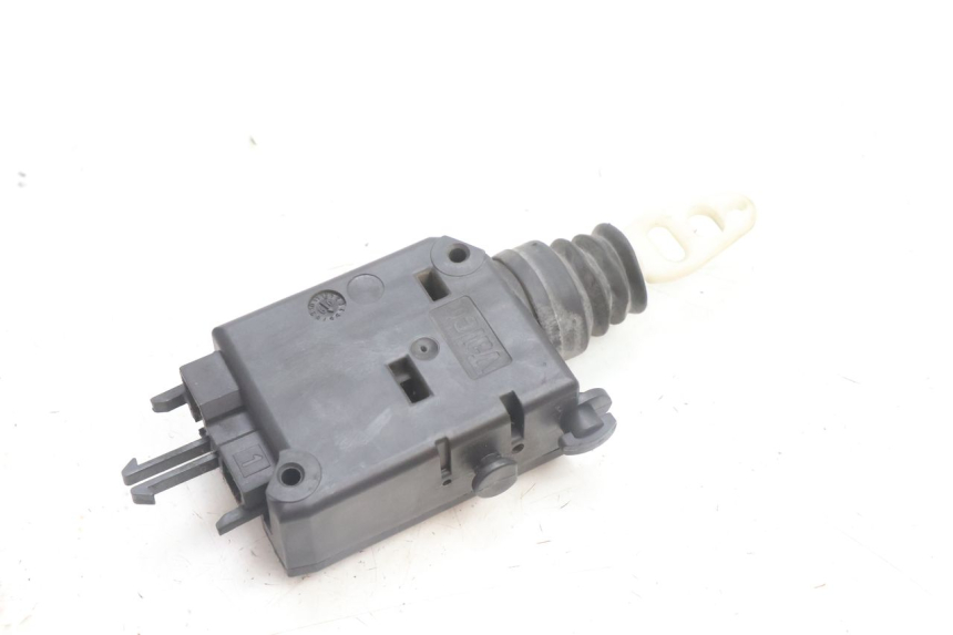 photo de MOTEUR OUVERTURE COFFRE PEUGEOT SATELIS 125 (2006 - 2009) - Zoom état d’usage