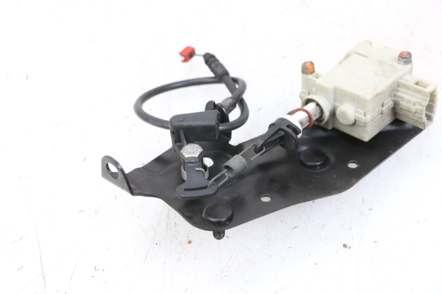 photo de MOTEUR OUVERTURE COFFRE PIAGGIO VESPA GTS SUPER IE 125 (2009 - 2016) - Gros plan technique