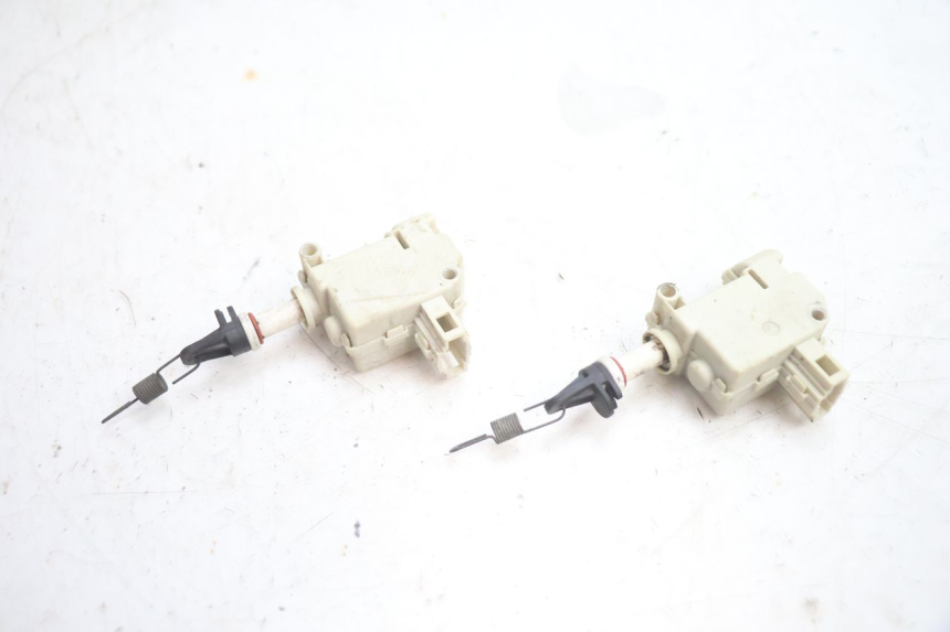 photo de MOTEUR OUVERTURE COFFRE PIAGGIO X8 STREET 125 (2006 - 2007) - Autre angle de vue