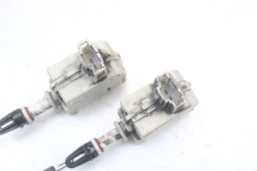 photo de MOTEUR OUVERTURE COFFRE PIAGGIO XEVO - X EVO 125 (2007 - 2016) - Autre angle de vue