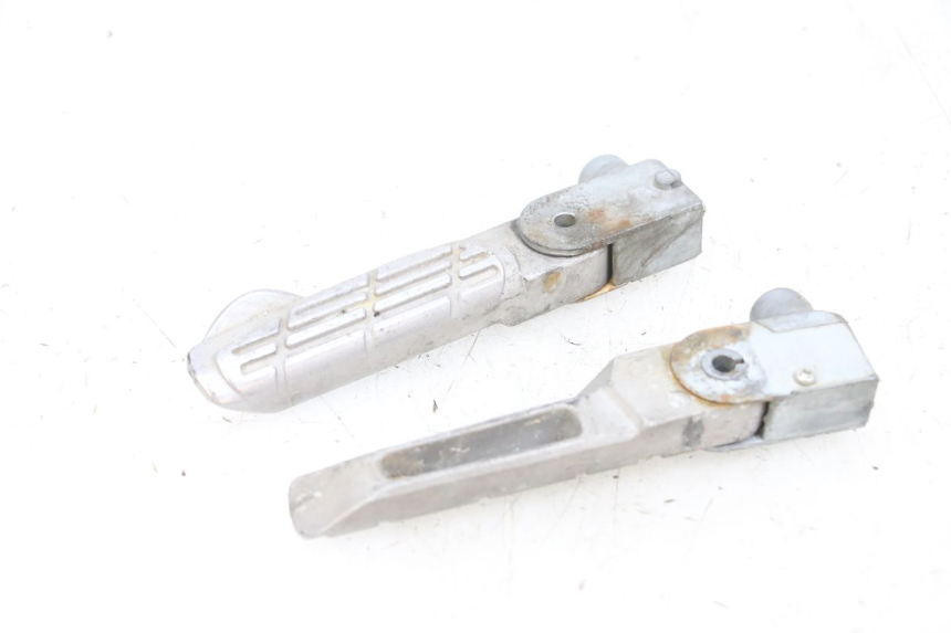 photo de PAIRE CALE PIED ARRIERE KYMCO AGILITY 16+ 4T 50 (2018 - 2023) - Détail de la pièce