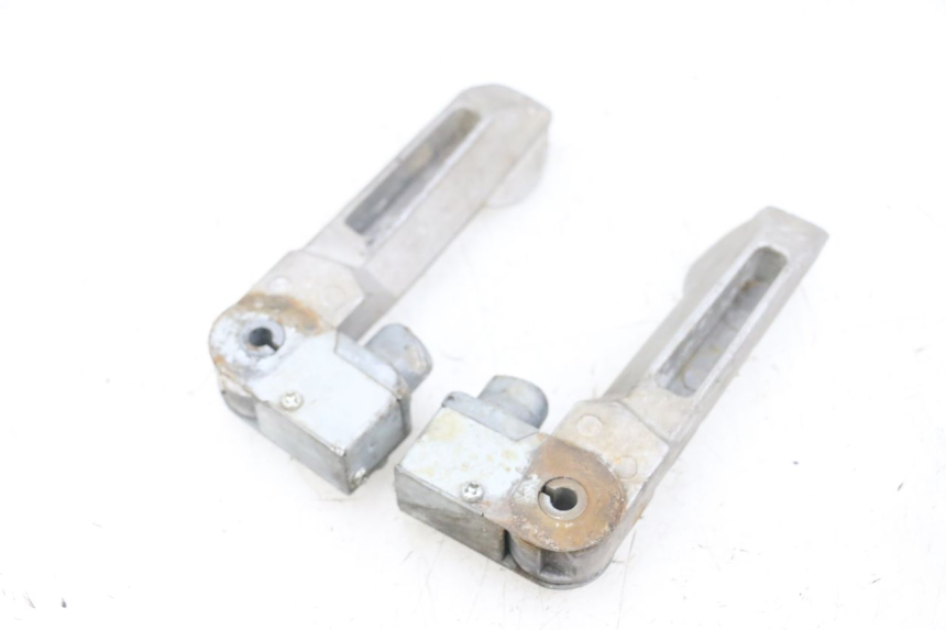 photo de PAIRE CALE PIED ARRIERE KYMCO AGILITY 16+ 4T 50 (2018 - 2023) - Gros plan technique