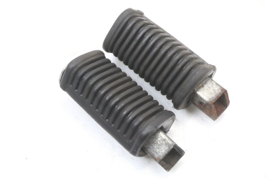 photo de PAIRE CALE PIED ARRIERE HYOSUNG GV AQUILA 125 (2000 - 2004) - Détail de la pièce