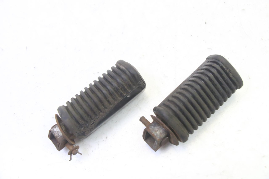 photo de PAIRE CALE PIED ARRIERE HYOSUNG GV AQUILA 125 (2000 - 2004)