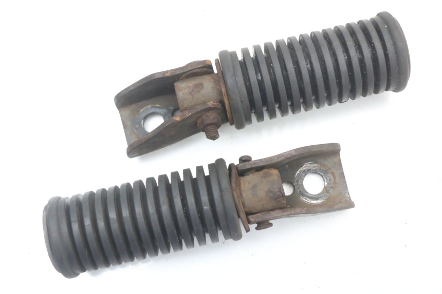 photo de PAIRE CALE PIED ARRIERE SUZUKI GN 125 (1997 - 2000)