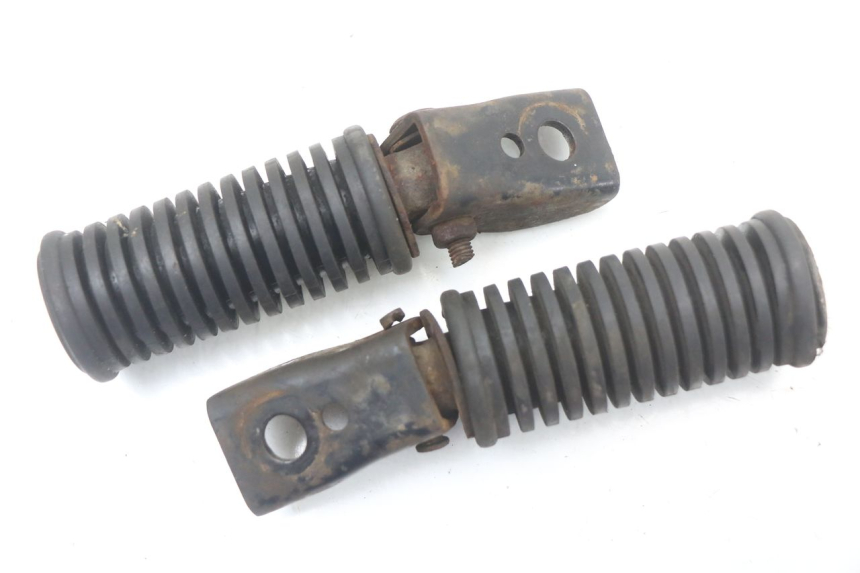 photo de PAIRE CALE PIED ARRIERE SUZUKI GN 125 (1997 - 2000)