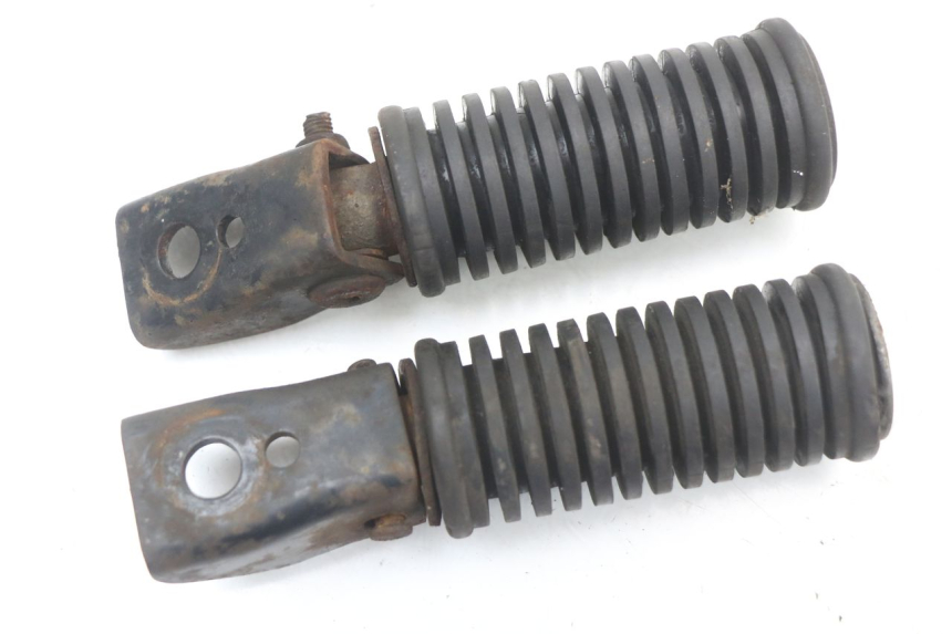 photo de PAIRE CALE PIED ARRIERE SUZUKI GN 125 (1997 - 2000)