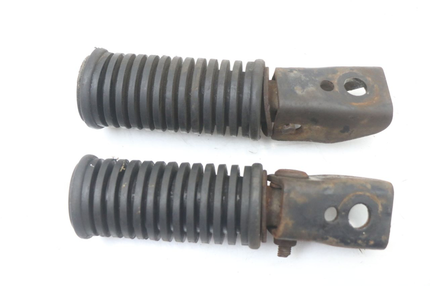 photo de PAIRE CALE PIED ARRIERE SUZUKI GN 125 (1997 - 2000)