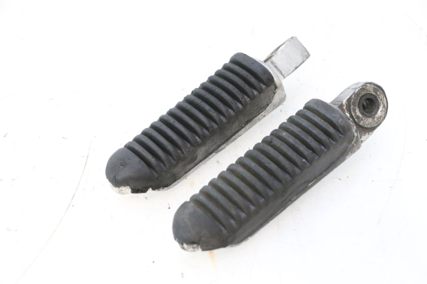 photo de PAIRE CALE PIED ARRIERE SUZUKI GSX F GSXF 750 (1988 - 1998) - Vue principale