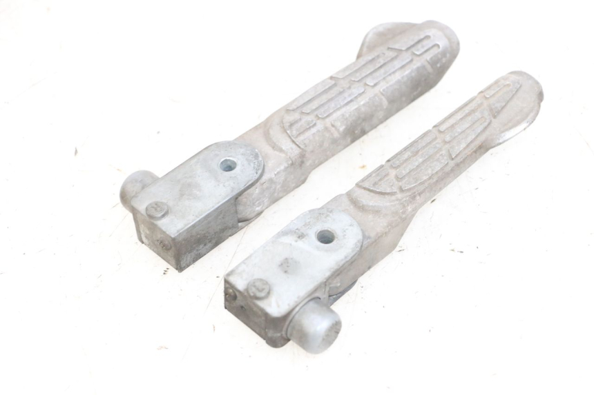 photo de PAIRE CALE PIED ARRIERE KYMCO LIKE 125 (2009 - 2016) - Gros plan technique