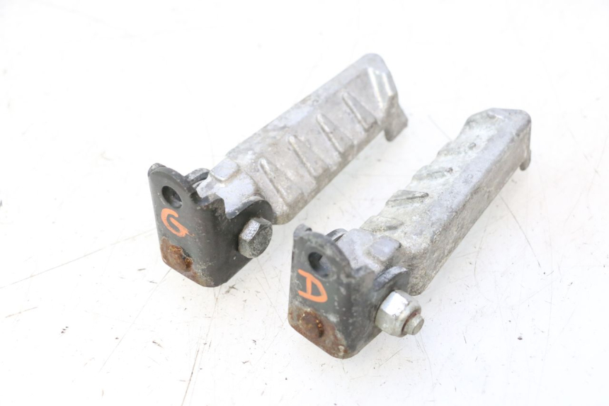 photo de PAIRE CALE PIED ARRIERE PEUGEOT LUDIX ONE 50 (2004 - 2013) - Autre angle de vue