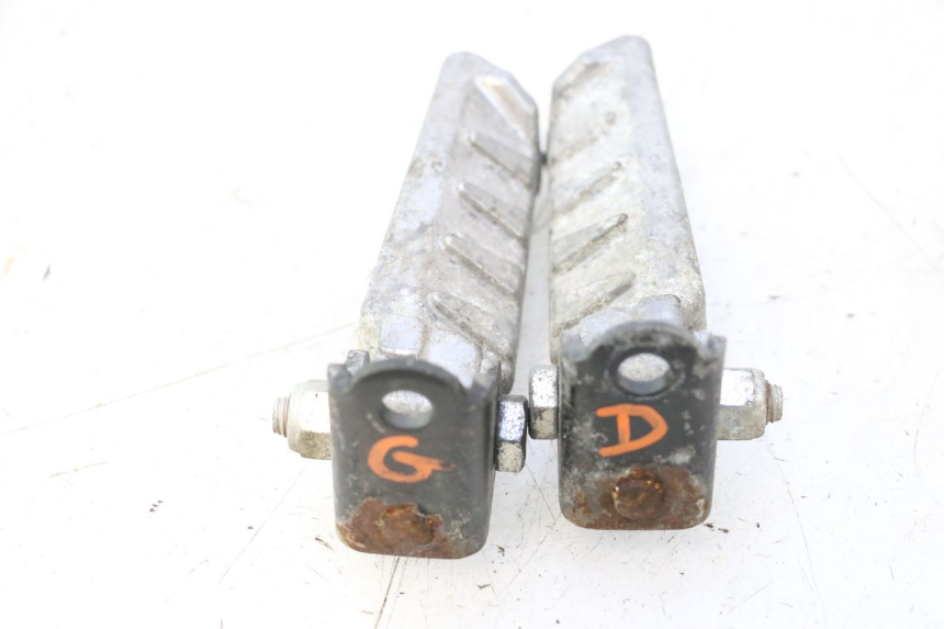photo de PAIRE CALE PIED ARRIERE PEUGEOT LUDIX ONE 50 (2004 - 2013) - Gros plan technique