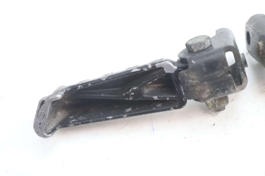 photo de PAIRE CALE PIED ARRIERE PEUGEOT LUDIX ONE 50 (2004 - 2013) - Gros plan technique