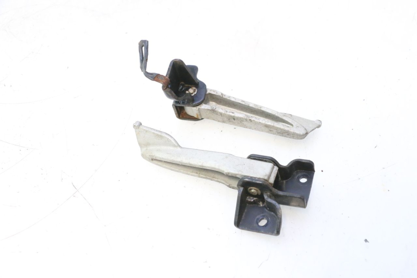 photo de PAIRE CALE PIED ARRIERE SYM MIO 50 (2005 - 2010) - Gros plan technique