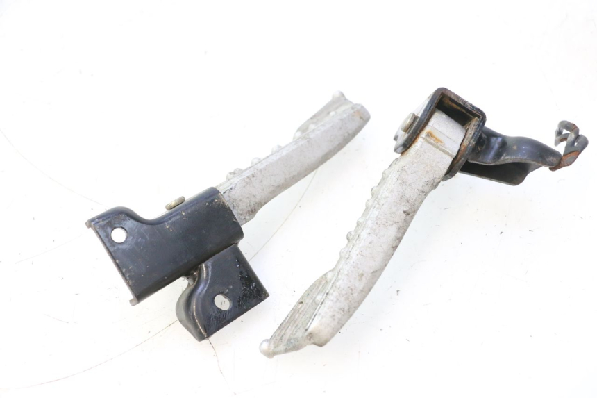 photo de PAIRE CALE PIED ARRIERE SYM MIO 50 (2005 - 2010) - Points de fixation