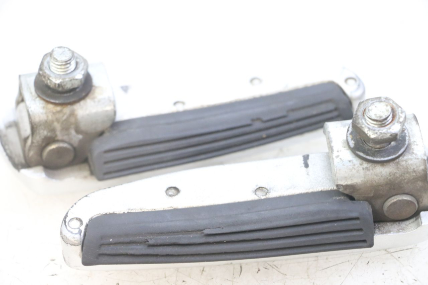 photo de PAIRE CALE PIED ARRIERE GILERA NEXUS 125 (2009 - 2013)