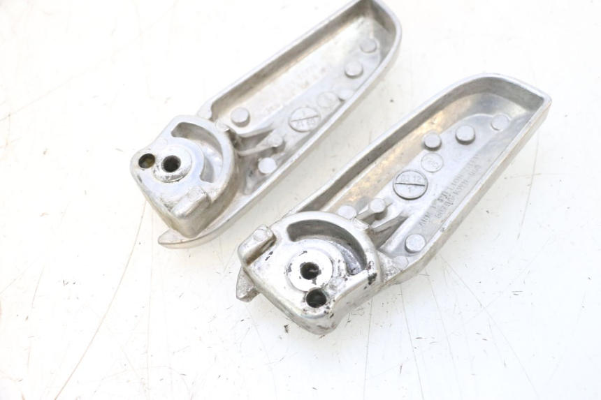 photo de PAIRE CALE PIED ARRIERE HONDA PCX (JF57/JF64) 125 (2014 - 2018) - Gros plan technique