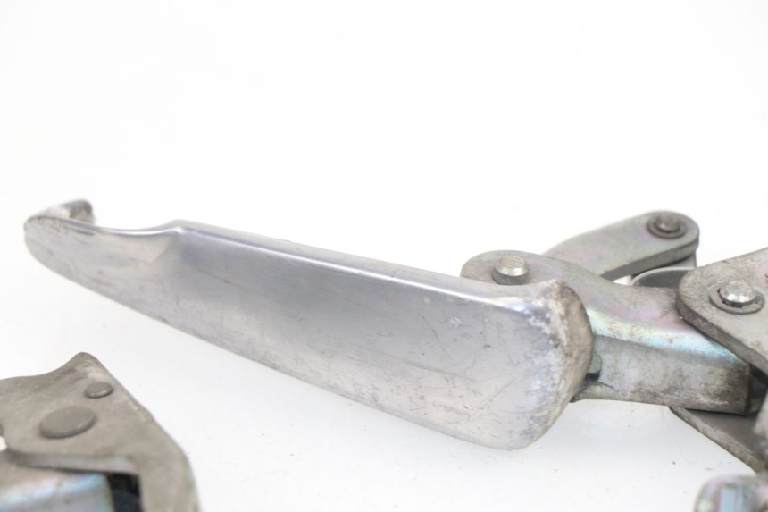 photo de PAIRE CALE PIED ARRIERE PIAGGIO VESPA GTS 125 (2007 - 2012)