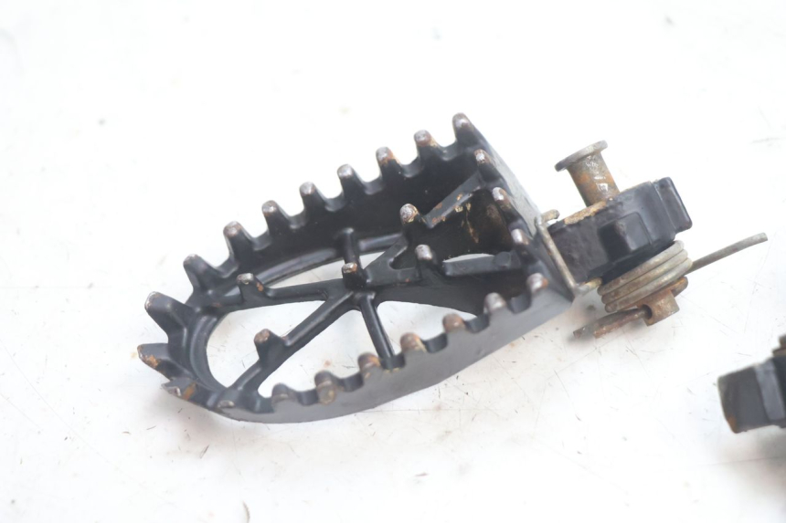 photo de PAIRE CALE PIED ARRIERE APOLLO RFZ 125 - Détail de la pièce