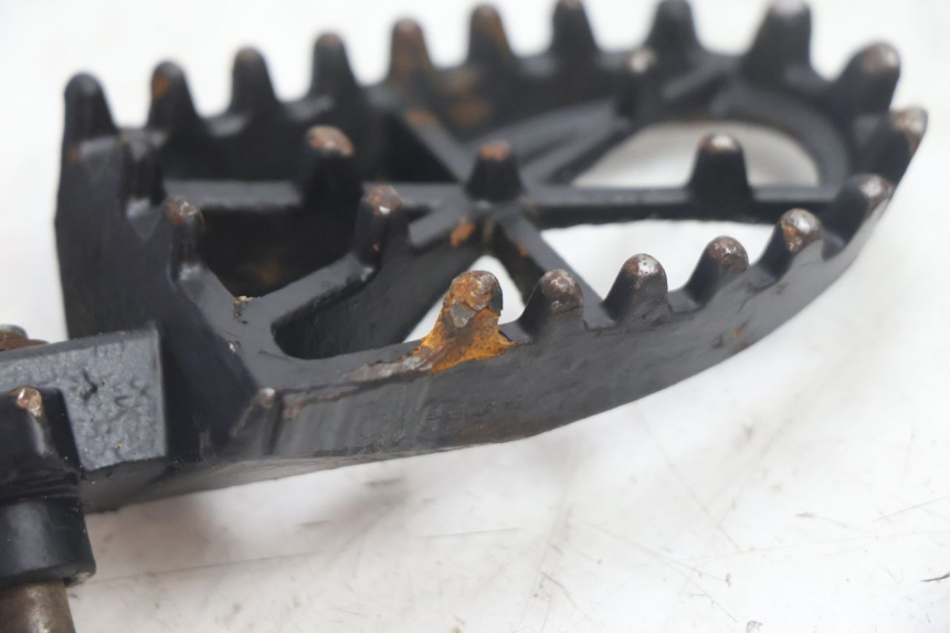 photo de PAIRE CALE PIED ARRIERE APOLLO RFZ 125 - Autre angle de vue