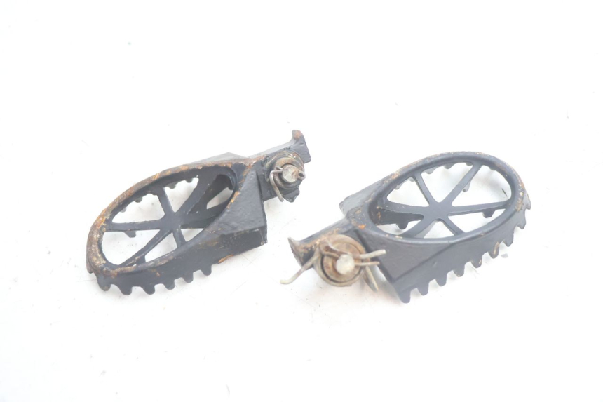 photo de PAIRE CALE PIED ARRIERE APOLLO RFZ 125 - Points de fixation