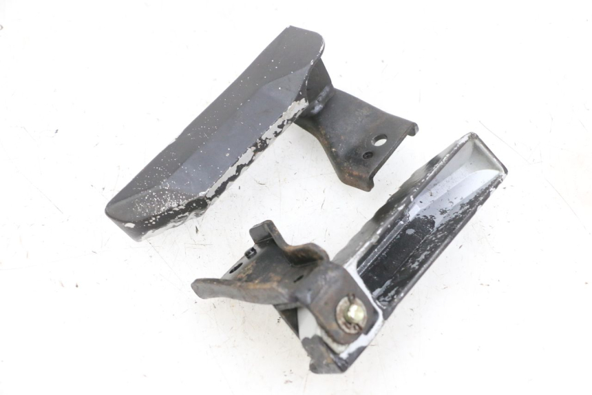 photo de PAIRE CALE PIED ARRIERE DAELIM S1 125 (2007 - 2016) - Gros plan technique