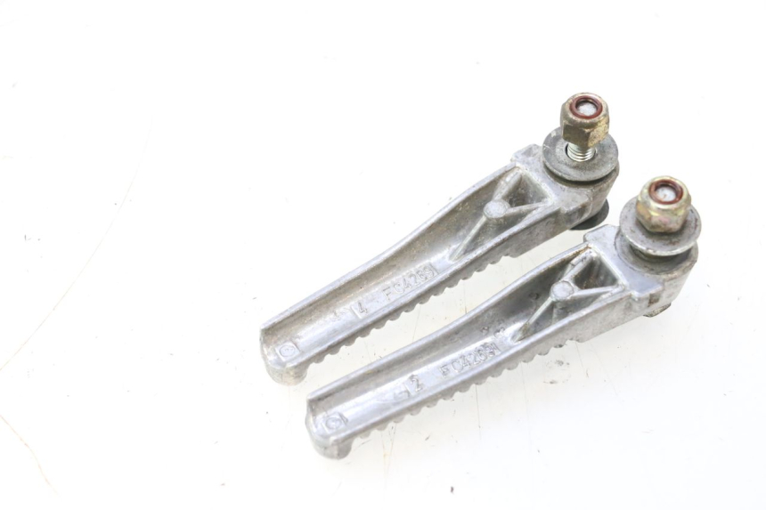 photo de PAIRE CALE PIED ARRIERE PEUGEOT SPEEDFIGHT 2 AC 50 (2000 - 2009) - Zoom état d’usage