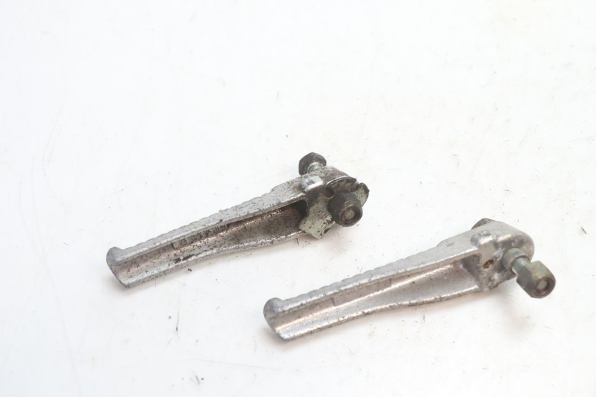 photo de PAIRE CALE PIED ARRIERE PEUGEOT SPEEDFIGHT LC 50 (1996 - 2002) - Gros plan technique