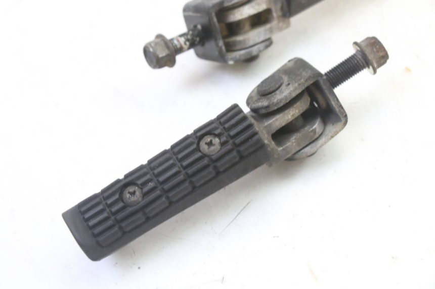 photo de PAIRE CALE PIED ARRIERE TRIUMPH SPRINT 900 (1995 - 1998)