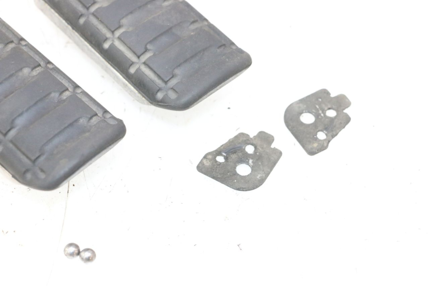 photo de PAIRE CALE PIED ARRIERE HONDA ST PAN EUROPEAN 1100 (1990 - 2002) - Points de fixation