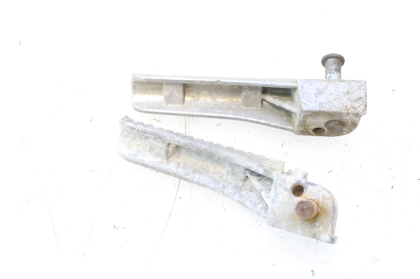 photo de PAIRE CALE PIED ARRIERE GILERA STALKER 50 (2004 - 2014) - Gros plan technique
