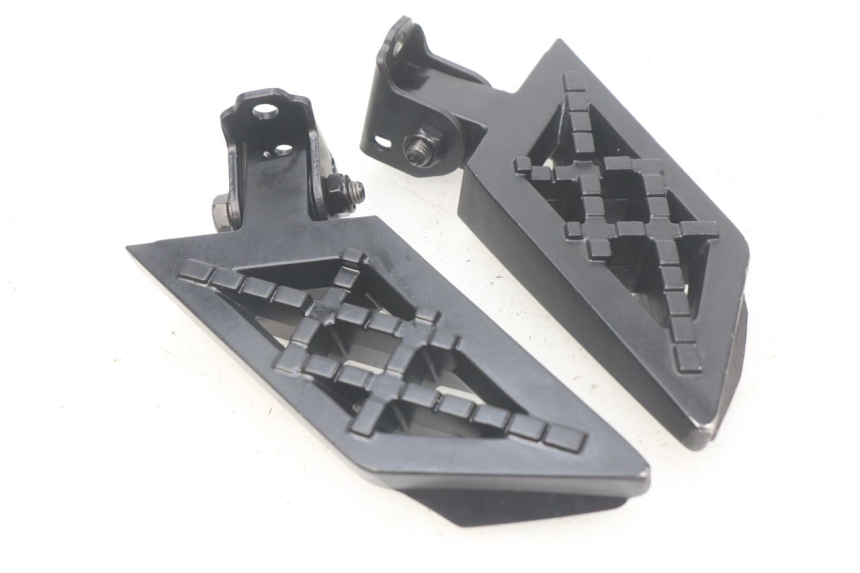 photo de PAIRE CALE PIED ARRIERE PEUGEOT STREETZONE 4T 50 (2018 - 2023)