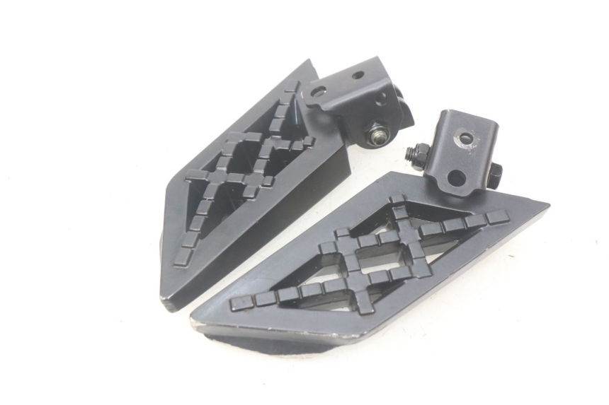 photo de PAIRE CALE PIED ARRIERE PEUGEOT STREETZONE 4T 50 (2018 - 2023)