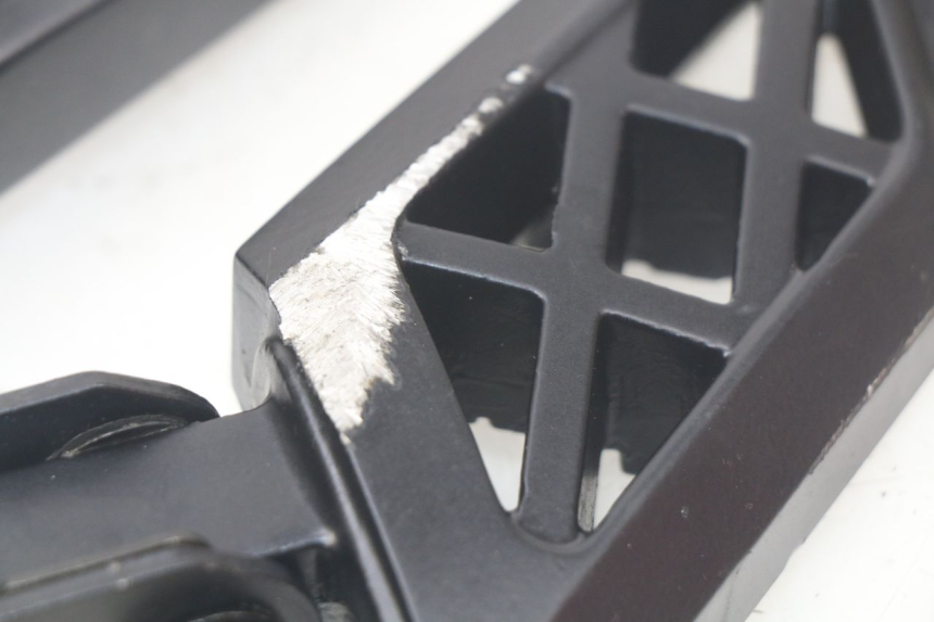 photo de PAIRE CALE PIED ARRIERE PEUGEOT STREETZONE 4T 50 (2018 - 2023)