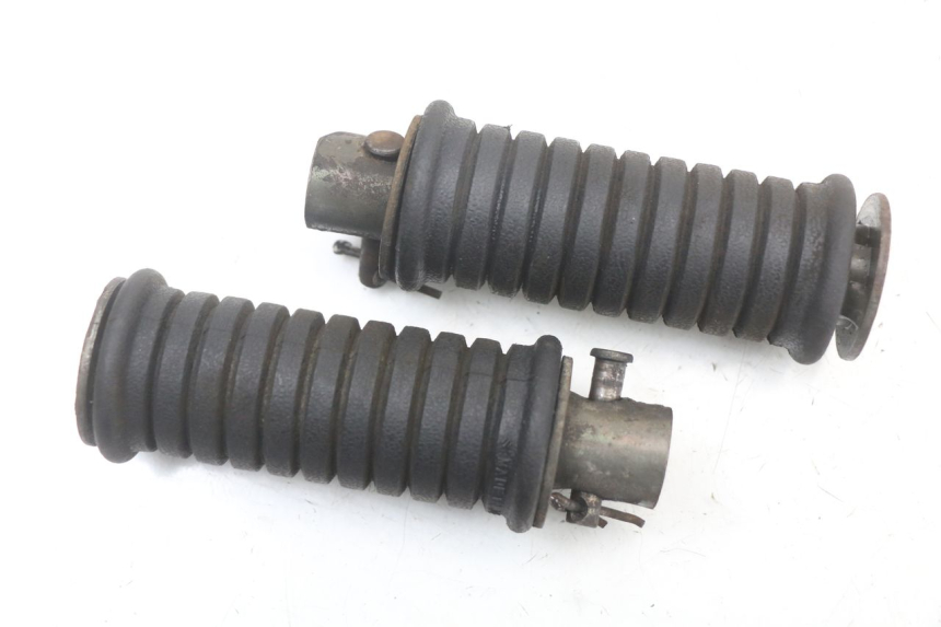 photo de PAIRE CALE PIED ARRIERE SUZUKI GSX E 250 (1982 - 1983)