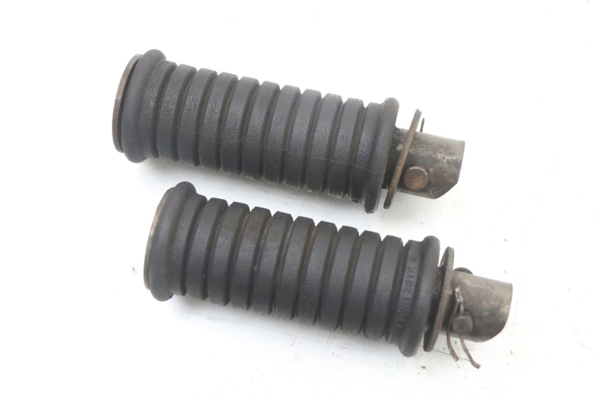 photo de PAIRE CALE PIED ARRIERE SUZUKI GSX E 250 (1982 - 1983)